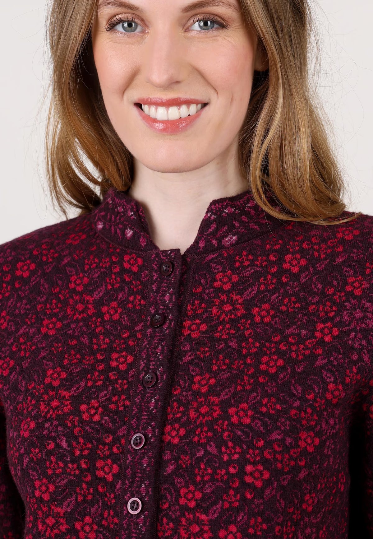Scandic Strickjacke aus Wolle "Simmy Floral" rot/gemustert