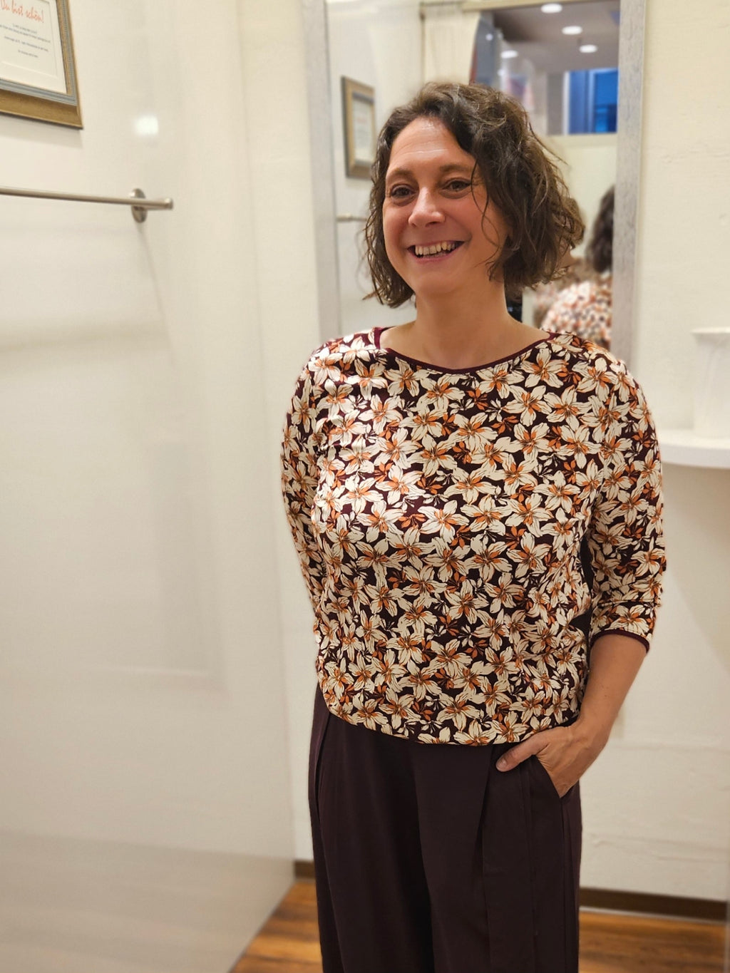 Miranda Merra Shirt mit Gummizug "Flower" braun