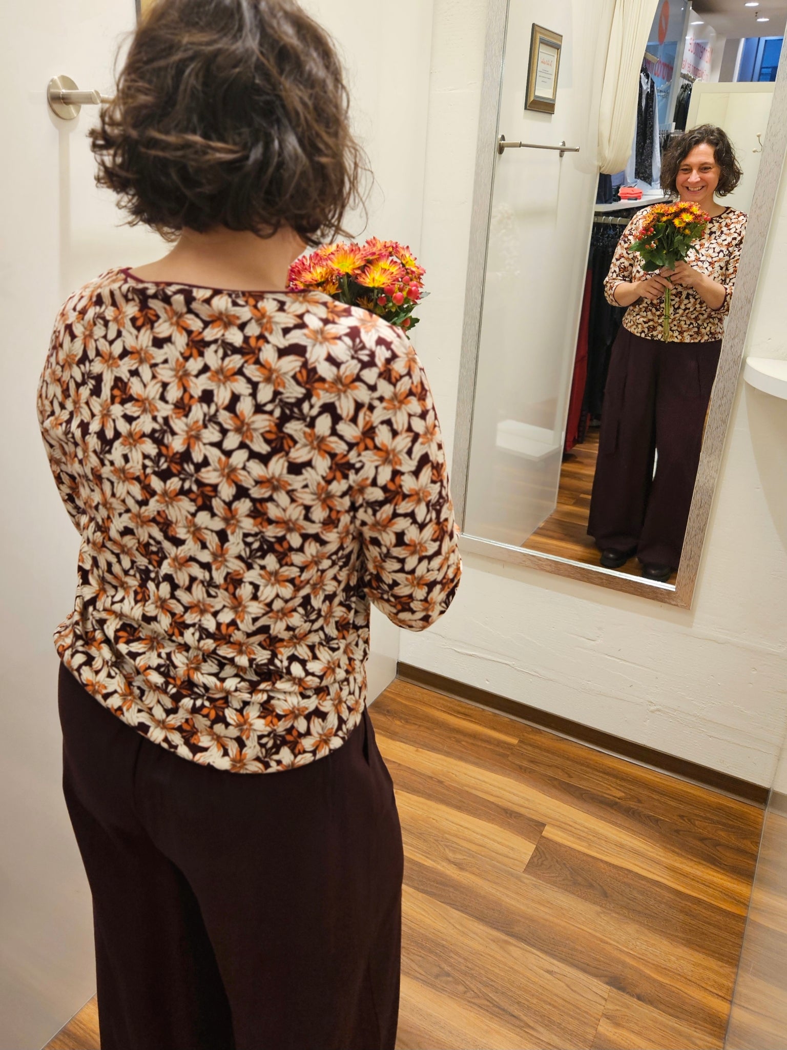 Miranda Merra Shirt mit Gummizug "Flower" braun