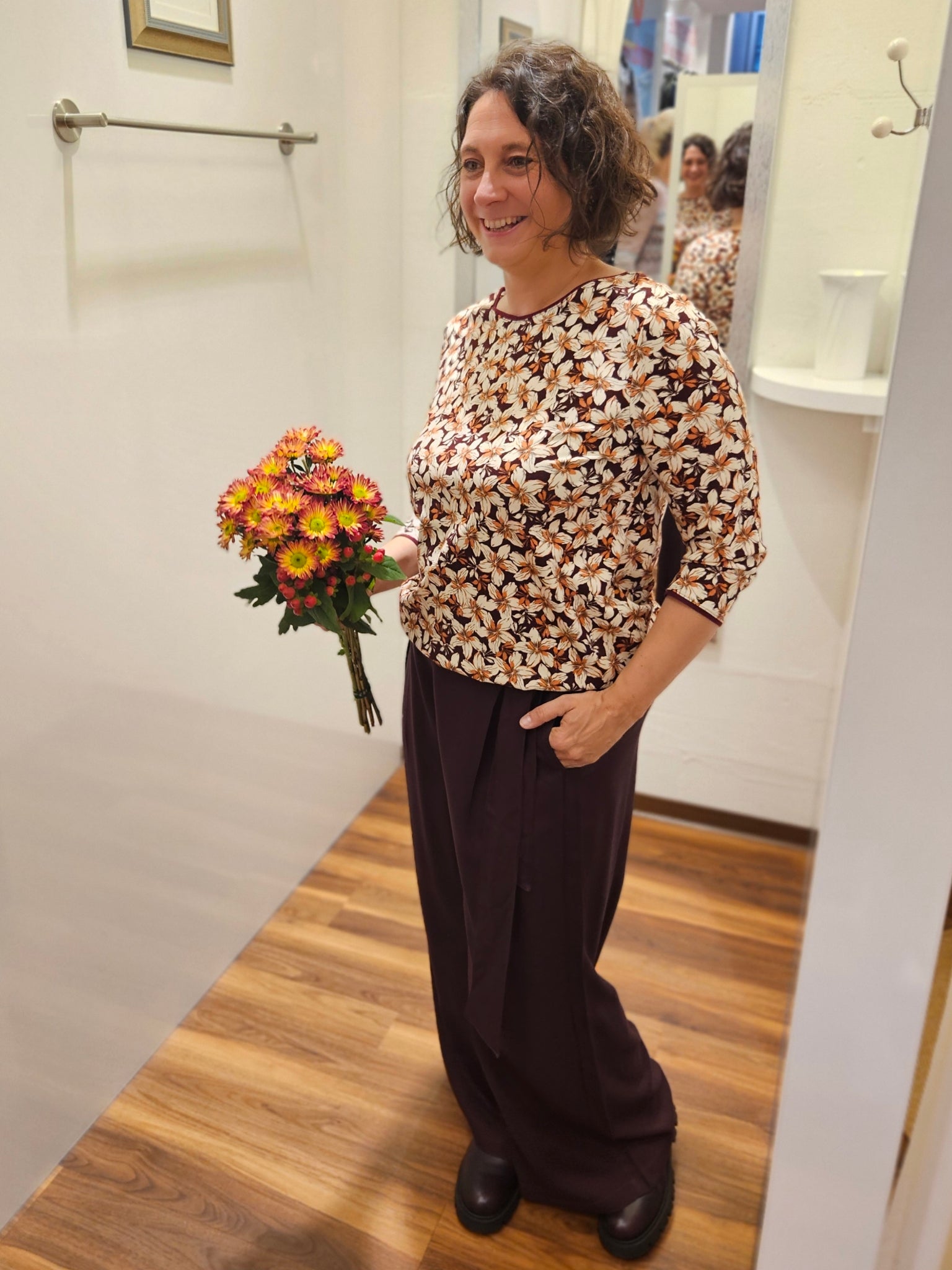 Miranda Merra Shirt mit Gummizug "Flower" braun