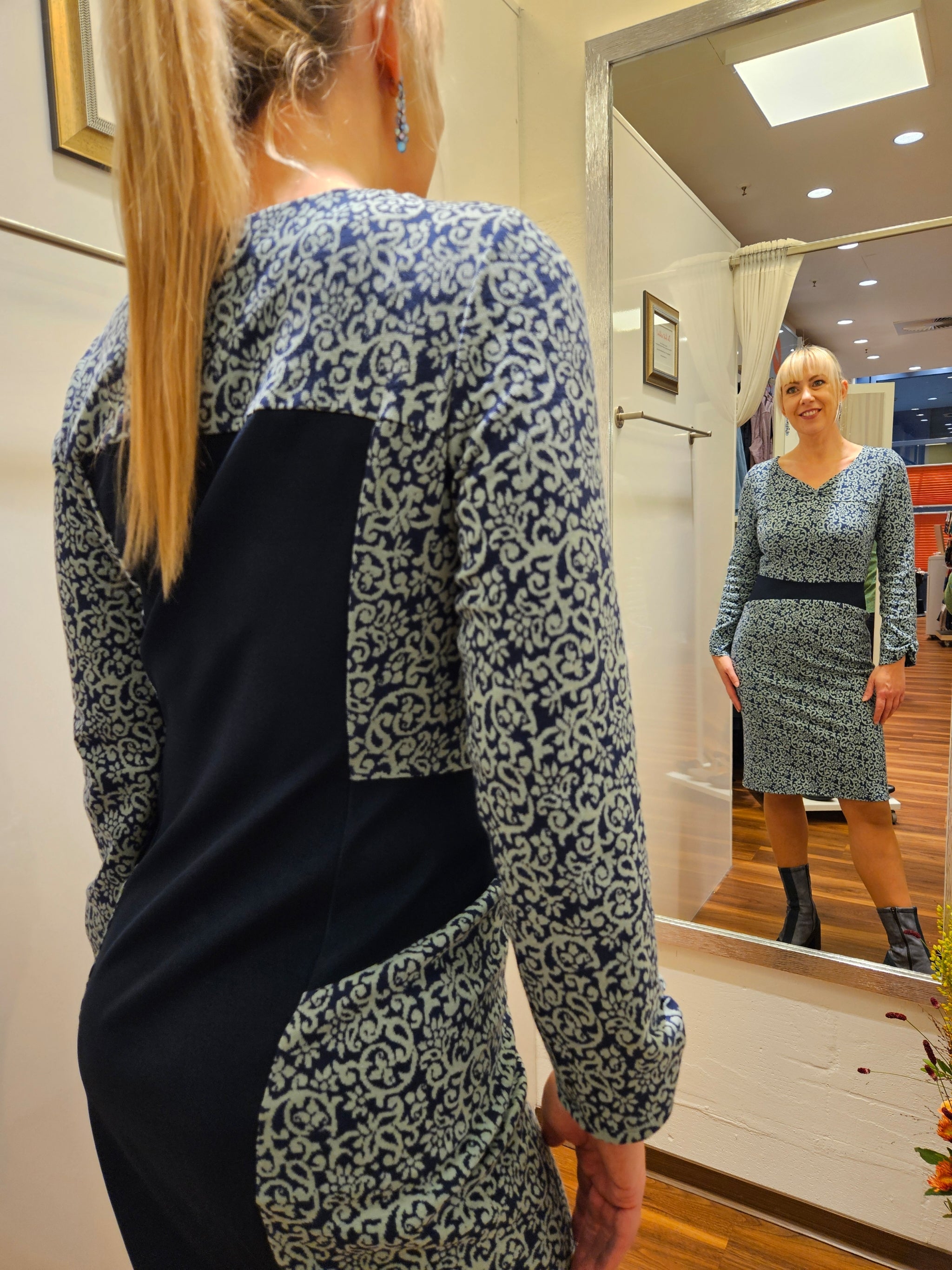 Miranda Merra Kleid "Midnight blossom" blau gemustert