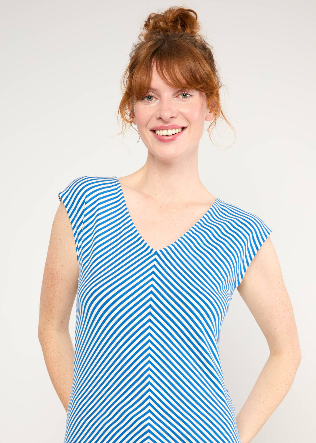 Blutsgeschwister Top "Vintage V-Neck" blau/weiß gestreift