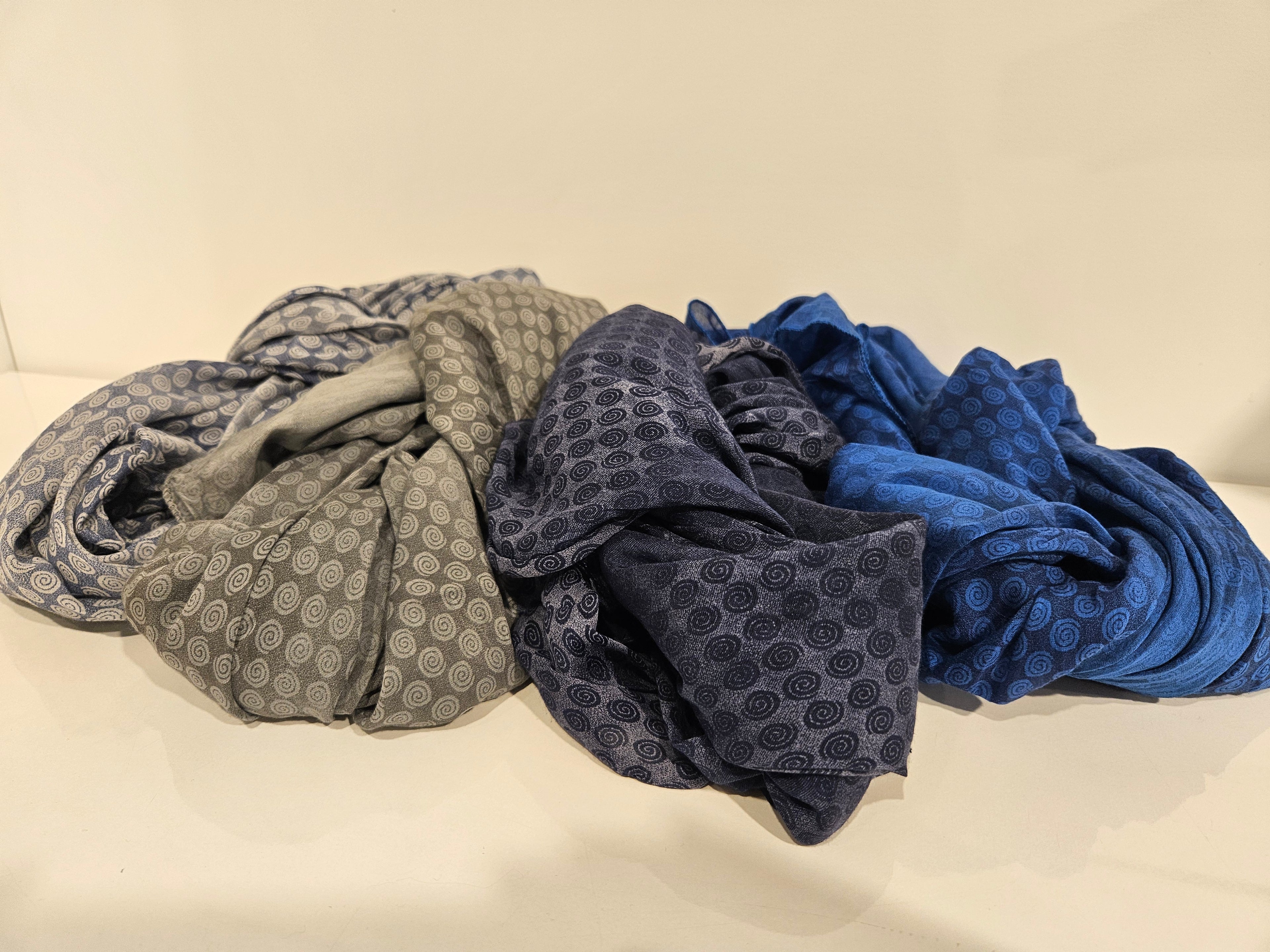 Tuch aus Bio-Baumwolle und Seide navy/gemustert