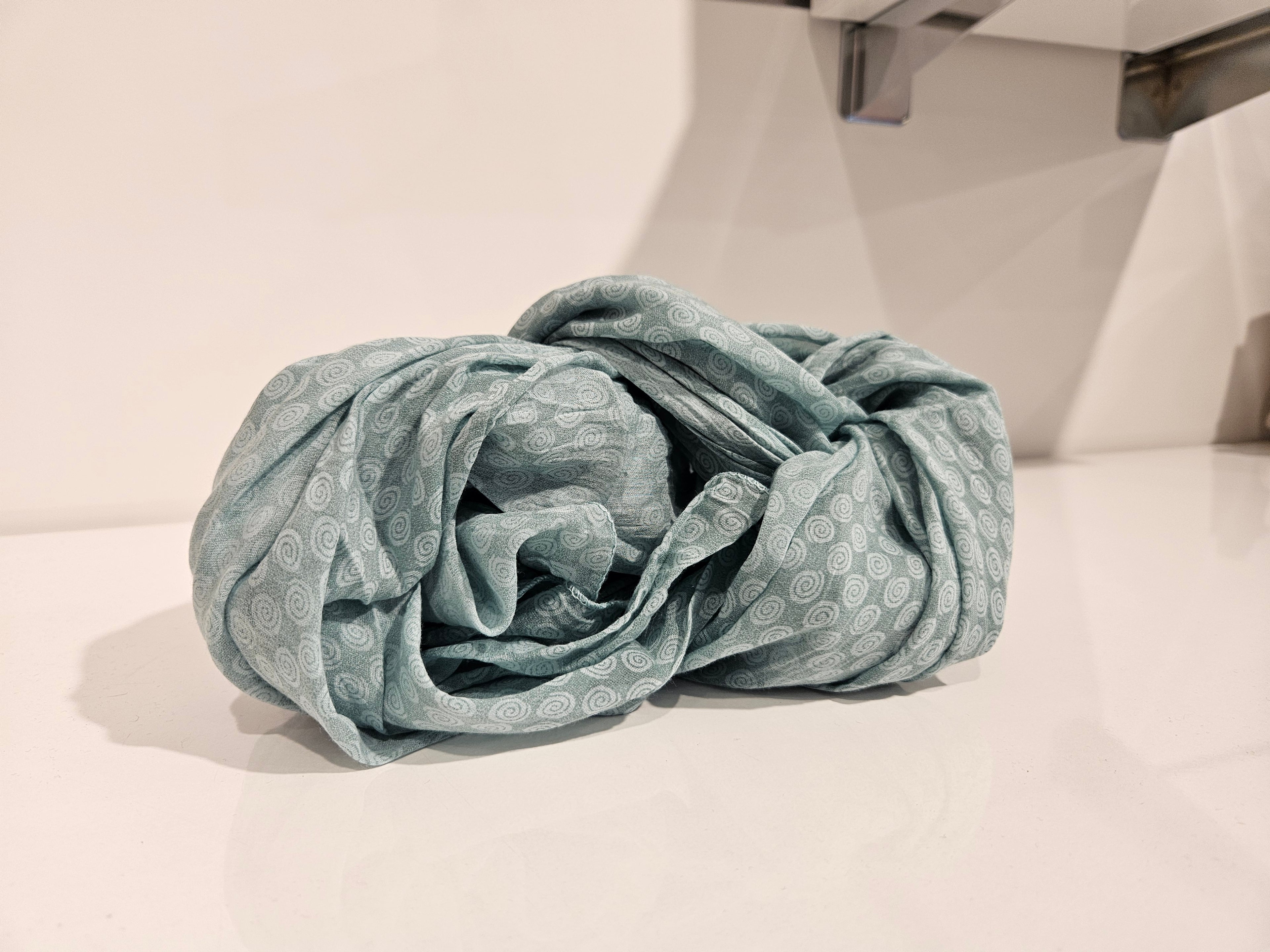Tuch aus Bio-Baumwolle und Seide türkis/blau/gemustert