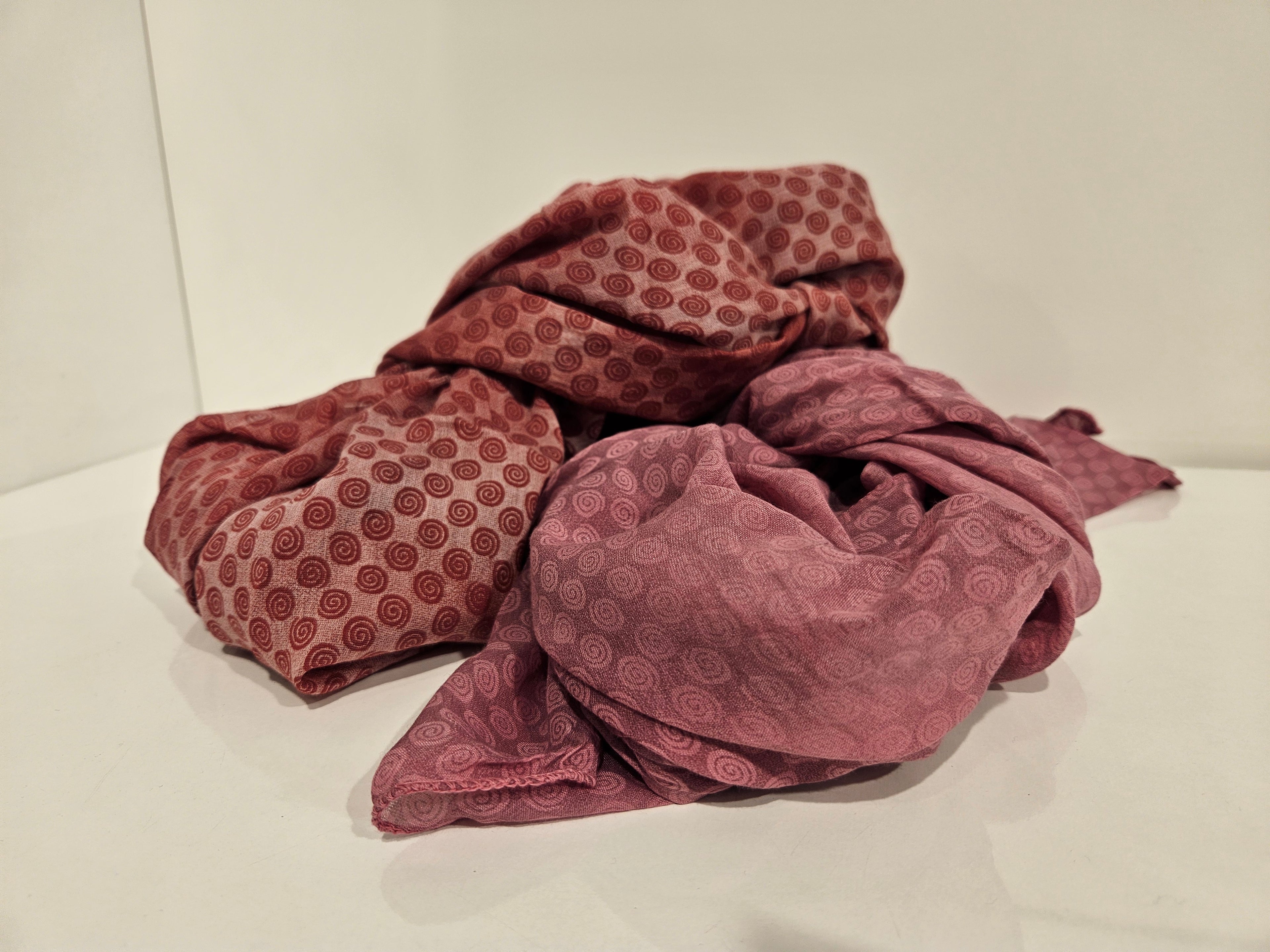 Tuch aus Bio-Baumwolle und Seide weinrot/rot/rosa gemustert