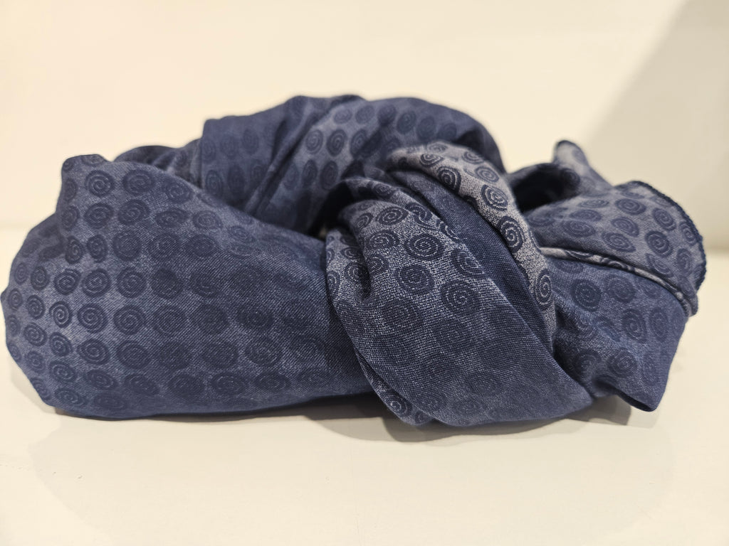 Tuch aus Bio-Baumwolle und Seide blau/dunkelblau gemustert