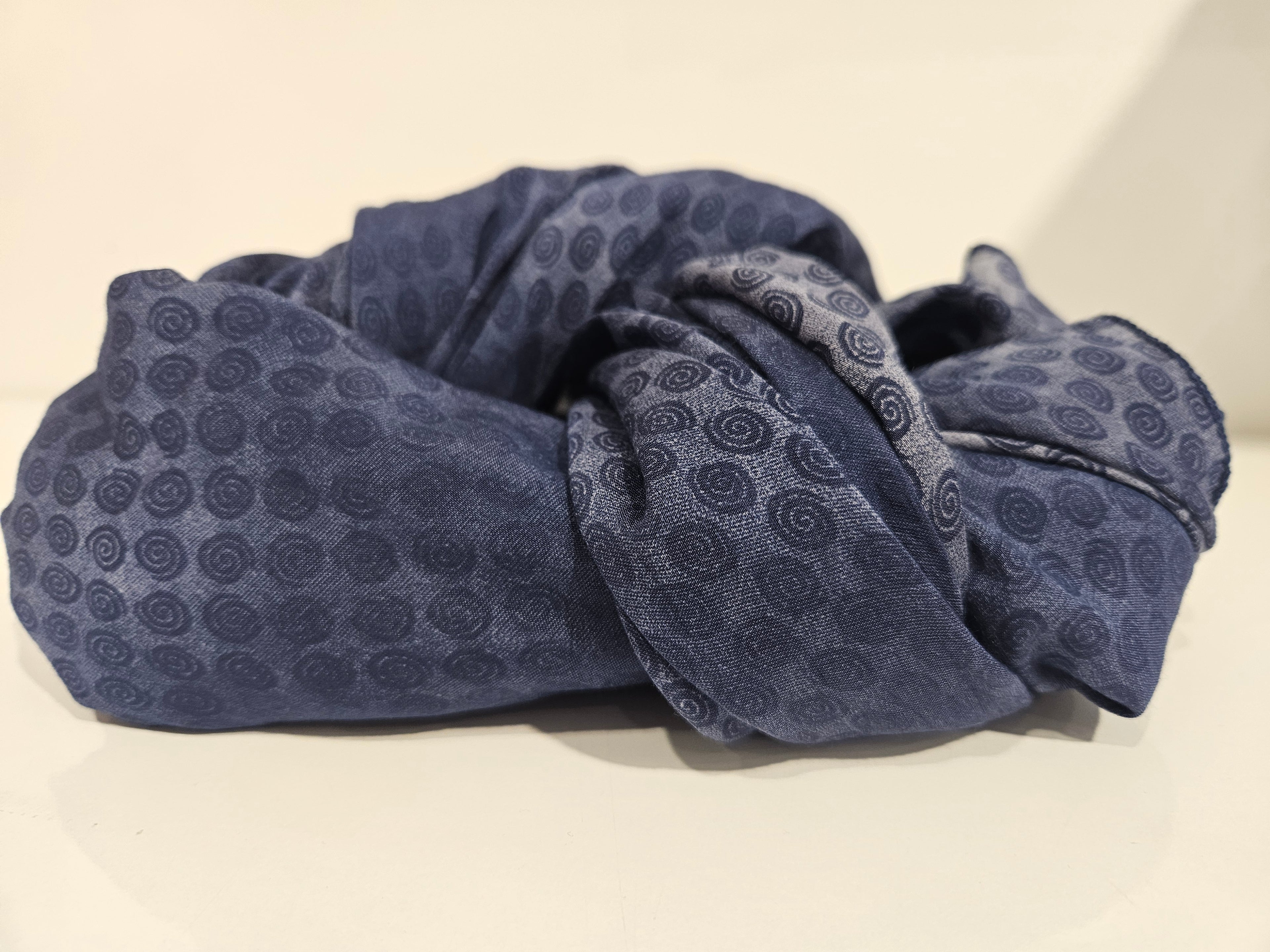 Tuch aus Bio-Baumwolle und Seide blau/dunkelblau gemustert
