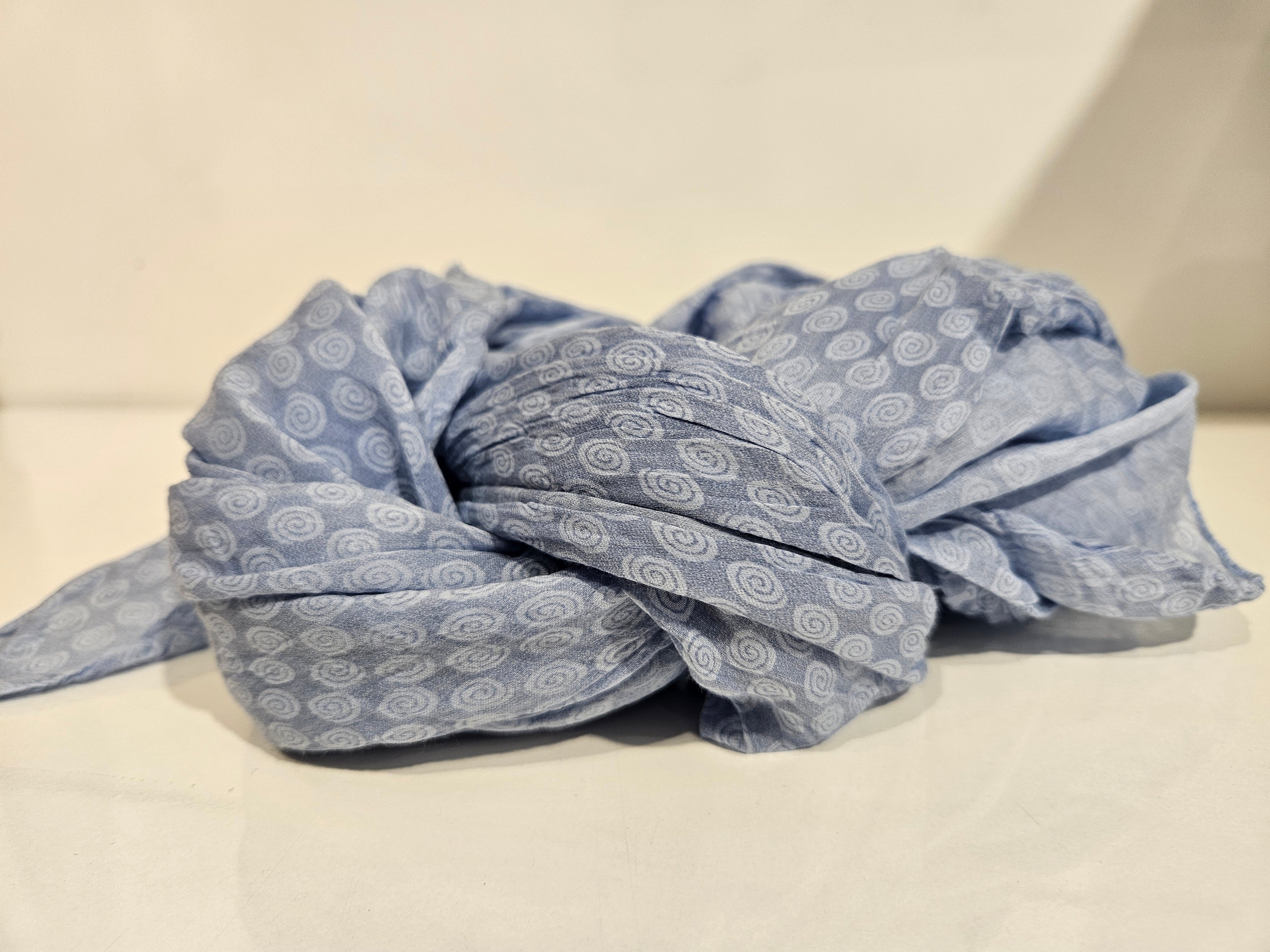 Tuch aus Bio-Baumwolle und Seide blau/hellblau gemustert