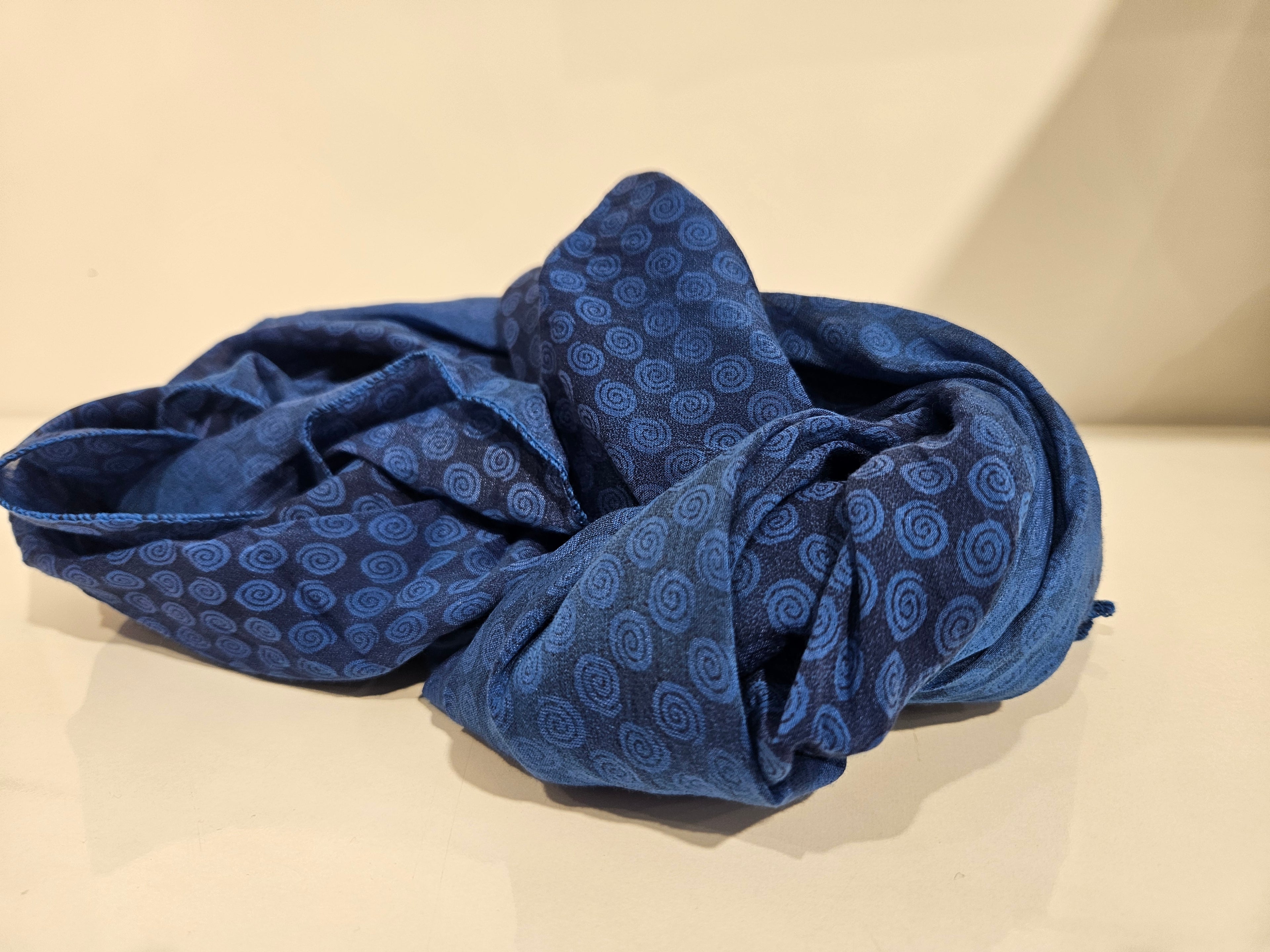 Tuch aus Bio-Baumwolle und Seide navy/gemustert