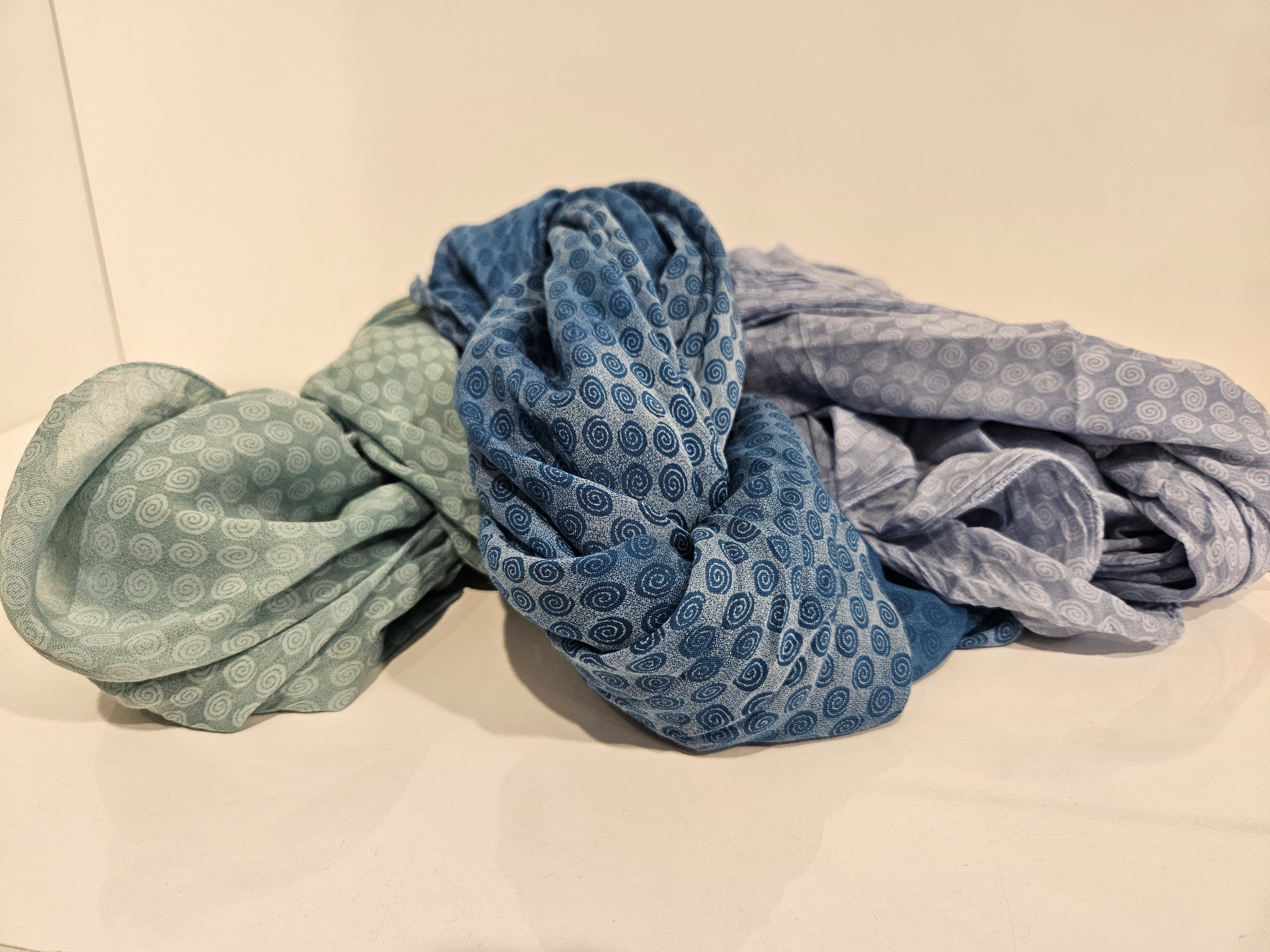 Tuch aus Bio-Baumwolle und Seide türkis/blau/gemustert